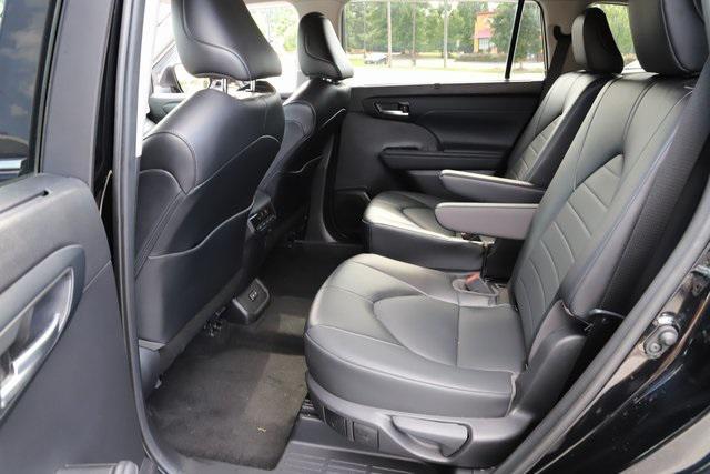 used 2022 Toyota Highlander car, priced at $28,495