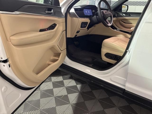 new 2025 Jeep Grand Cherokee car, priced at $49,000