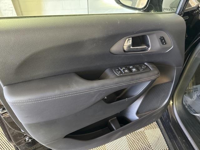 new 2025 Chrysler Pacifica Hybrid car, priced at $39,693