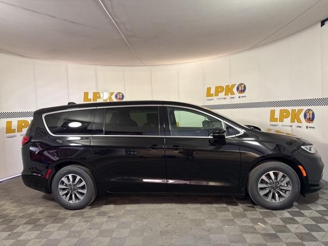 new 2025 Chrysler Pacifica Hybrid car, priced at $39,693