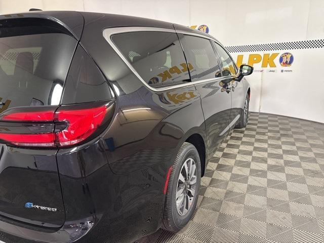 new 2025 Chrysler Pacifica Hybrid car, priced at $39,693
