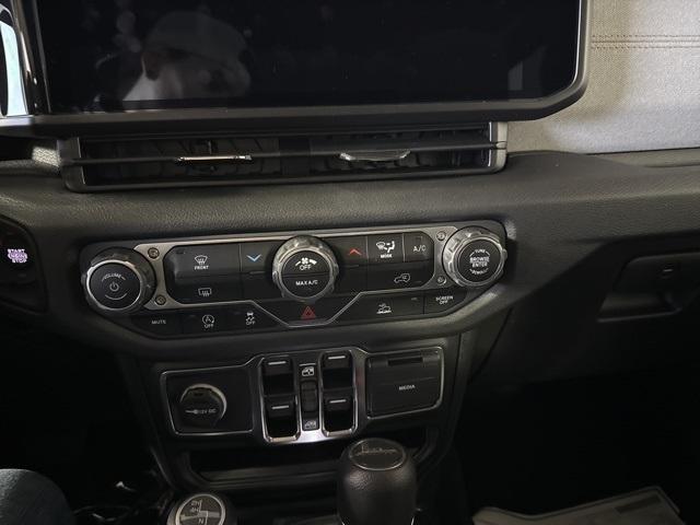 new 2025 Jeep Gladiator car