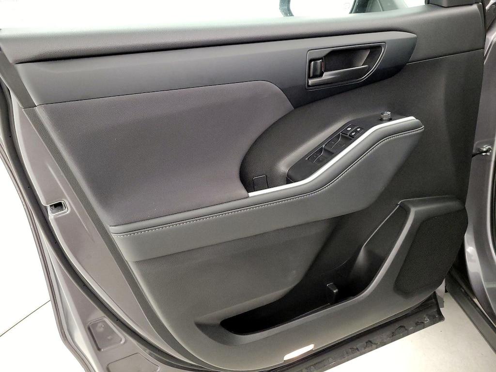used 2022 Toyota Highlander car, priced at $31,998