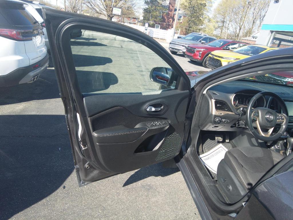 used 2015 Jeep Cherokee car, priced at $13,995