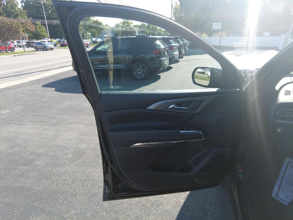 used 2024 Chevrolet Traverse car, priced at $38,995