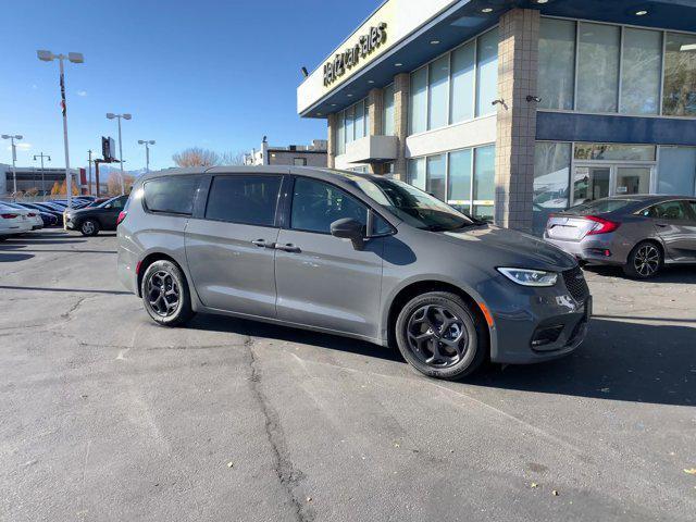 used 2022 Chrysler Pacifica Hybrid car, priced at $22,331