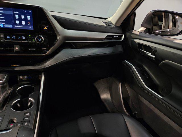 used 2024 Toyota Highlander car, priced at $42,789