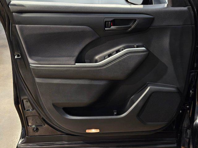 used 2023 Toyota Highlander car, priced at $35,153