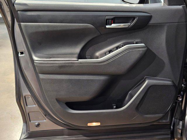used 2023 Toyota Highlander car, priced at $39,995