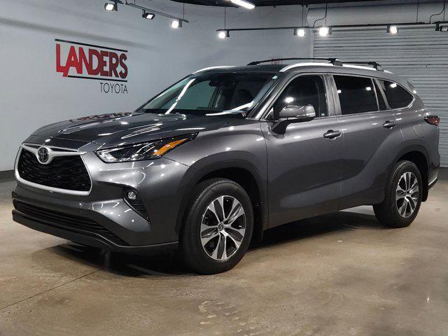 used 2023 Toyota Highlander car, priced at $39,995