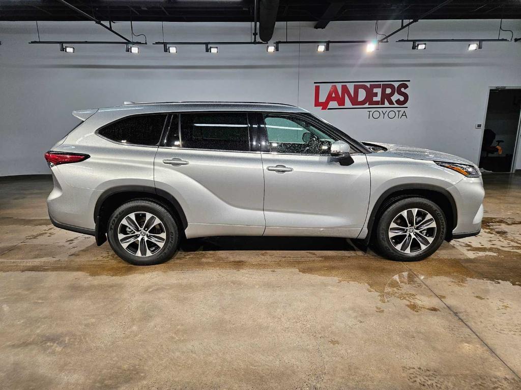 used 2021 Toyota Highlander car, priced at $32,875