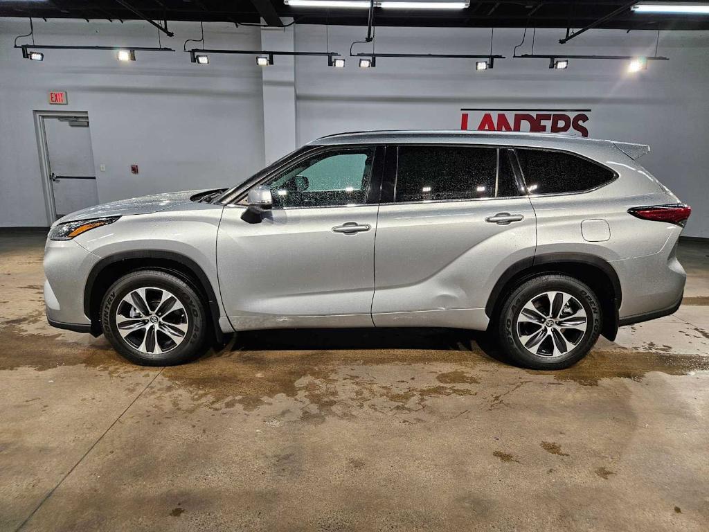 used 2021 Toyota Highlander car, priced at $32,875