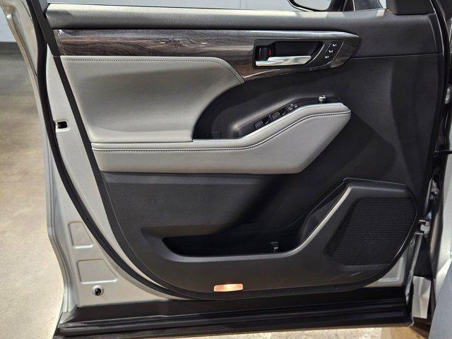 used 2021 Toyota Highlander Hybrid car, priced at $36,995