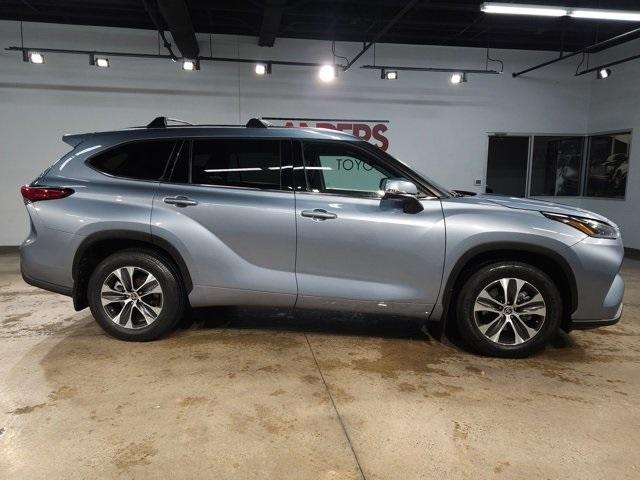 used 2021 Toyota Highlander car, priced at $31,595