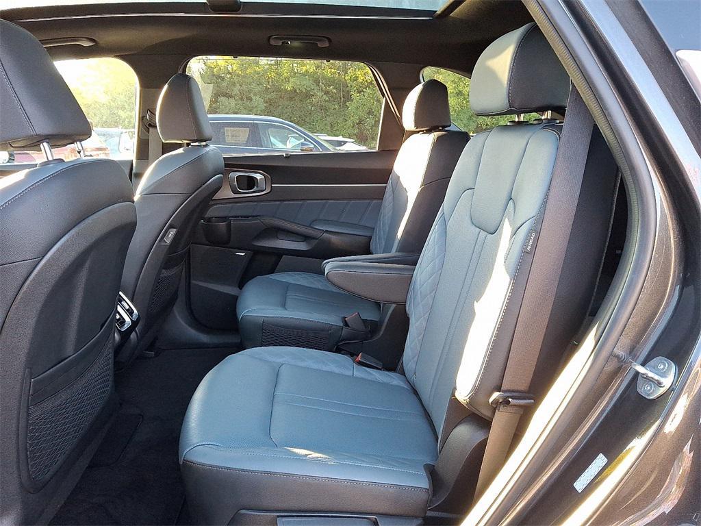 used 2025 Kia Sorento Hybrid car, priced at $40,815