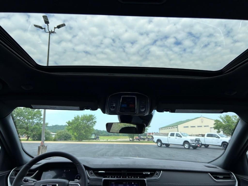 new 2025 Jeep Grand Cherokee car, priced at $40,177