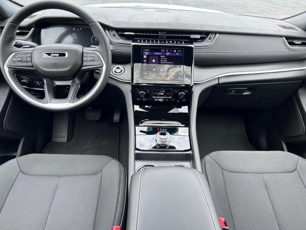 new 2025 Jeep Grand Cherokee car, priced at $40,177