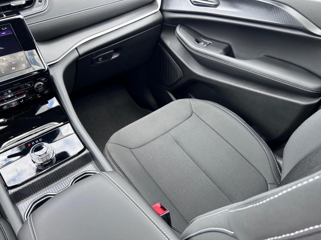 new 2025 Jeep Grand Cherokee car, priced at $40,177