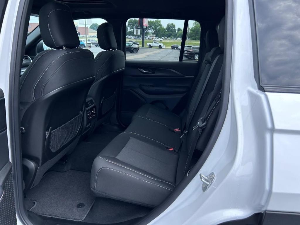 new 2025 Jeep Grand Cherokee car, priced at $40,177