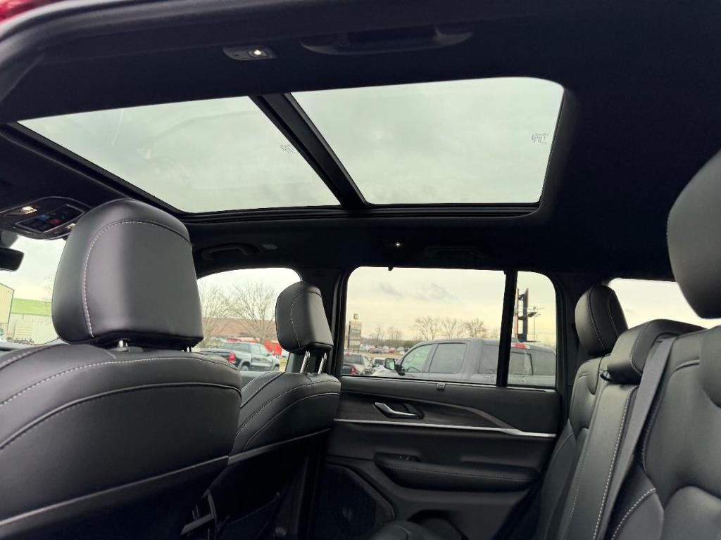 new 2025 Jeep Grand Cherokee car, priced at $42,045