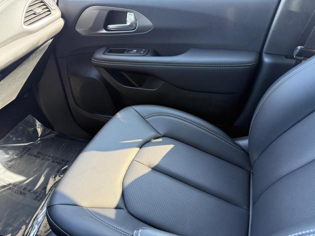 new 2025 Chrysler Pacifica car, priced at $39,802