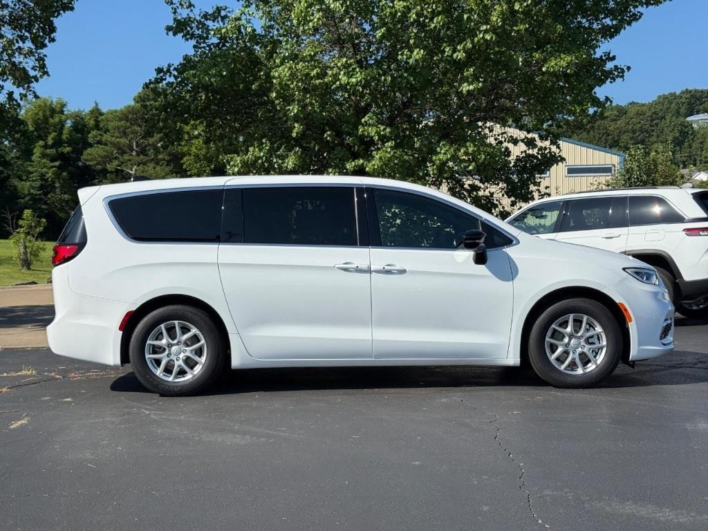 new 2025 Chrysler Pacifica car, priced at $39,802