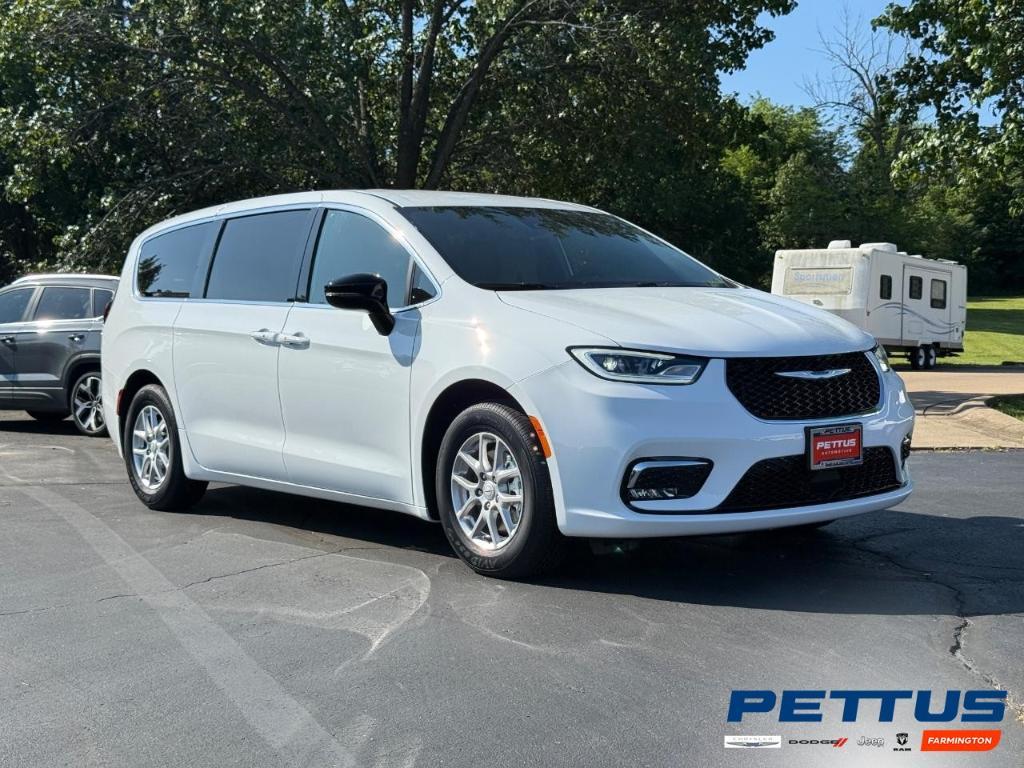 new 2025 Chrysler Pacifica car, priced at $39,802