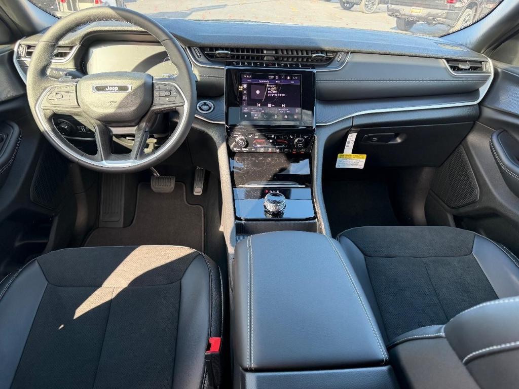 new 2025 Jeep Grand Cherokee car, priced at $40,045