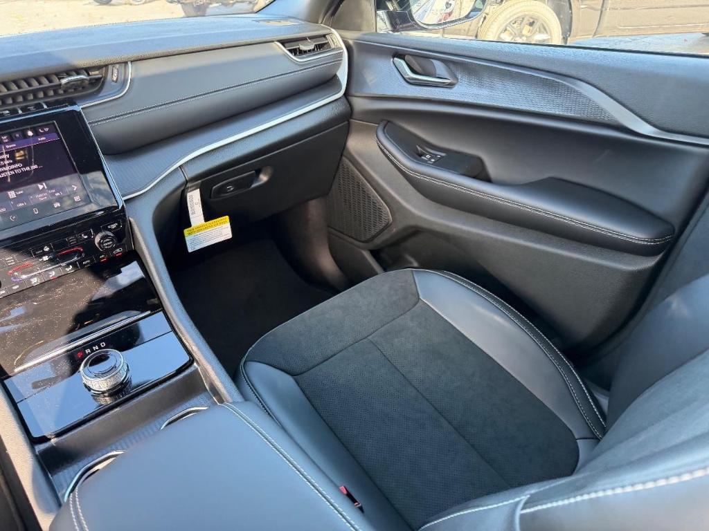 new 2025 Jeep Grand Cherokee car, priced at $40,045