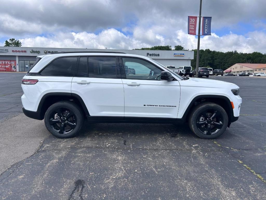new 2025 Jeep Grand Cherokee car, priced at $44,555