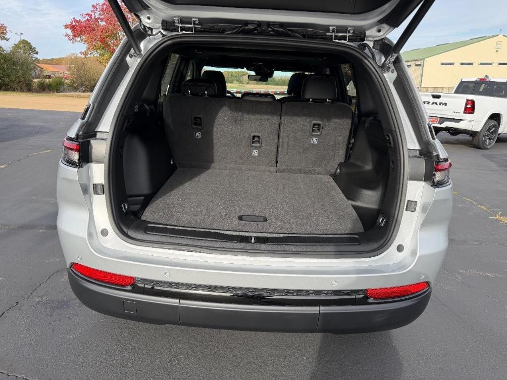 new 2025 Jeep Grand Cherokee car, priced at $37,945