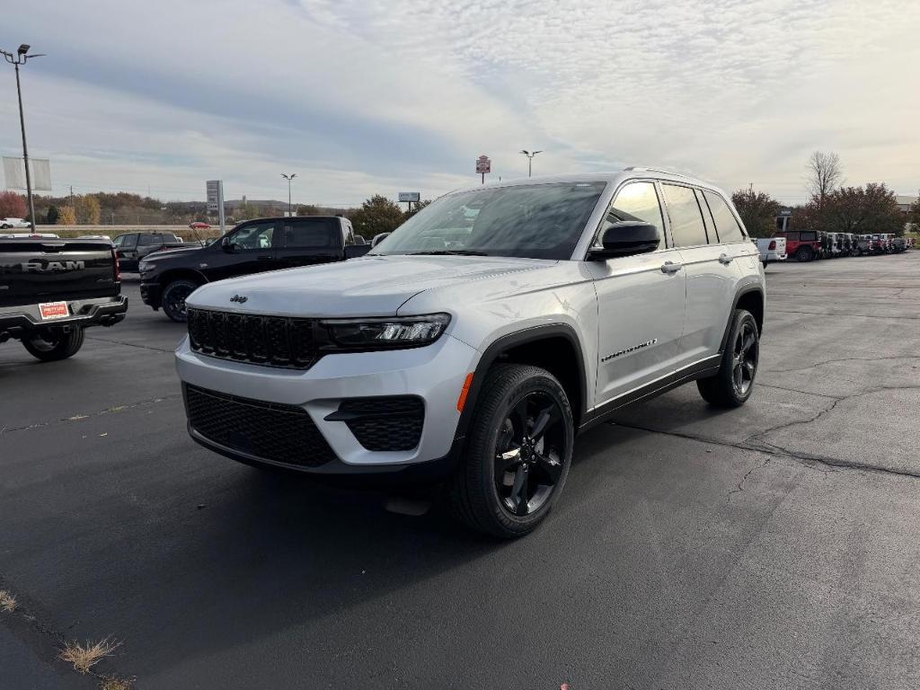 new 2025 Jeep Grand Cherokee car, priced at $37,945