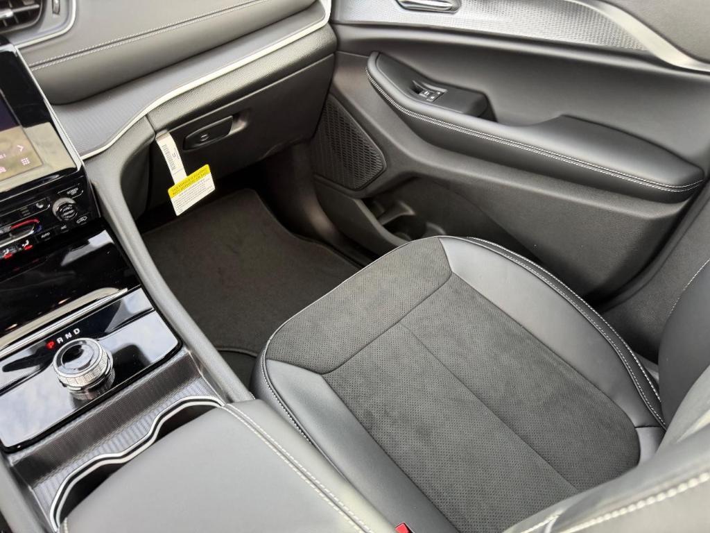 new 2025 Jeep Grand Cherokee car, priced at $37,945