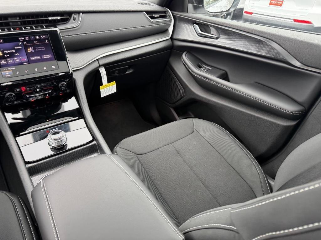 new 2025 Jeep Grand Cherokee car, priced at $33,345