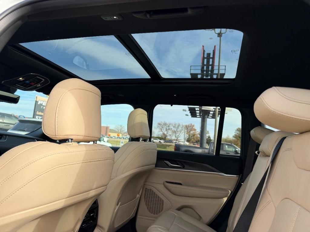 new 2025 Jeep Grand Cherokee car, priced at $40,309