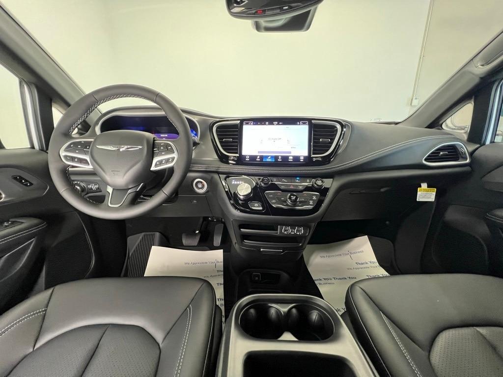 new 2025 Chrysler Pacifica car, priced at $42,006