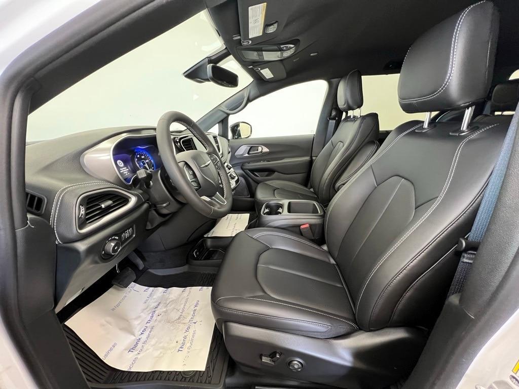 new 2025 Chrysler Pacifica car, priced at $42,006