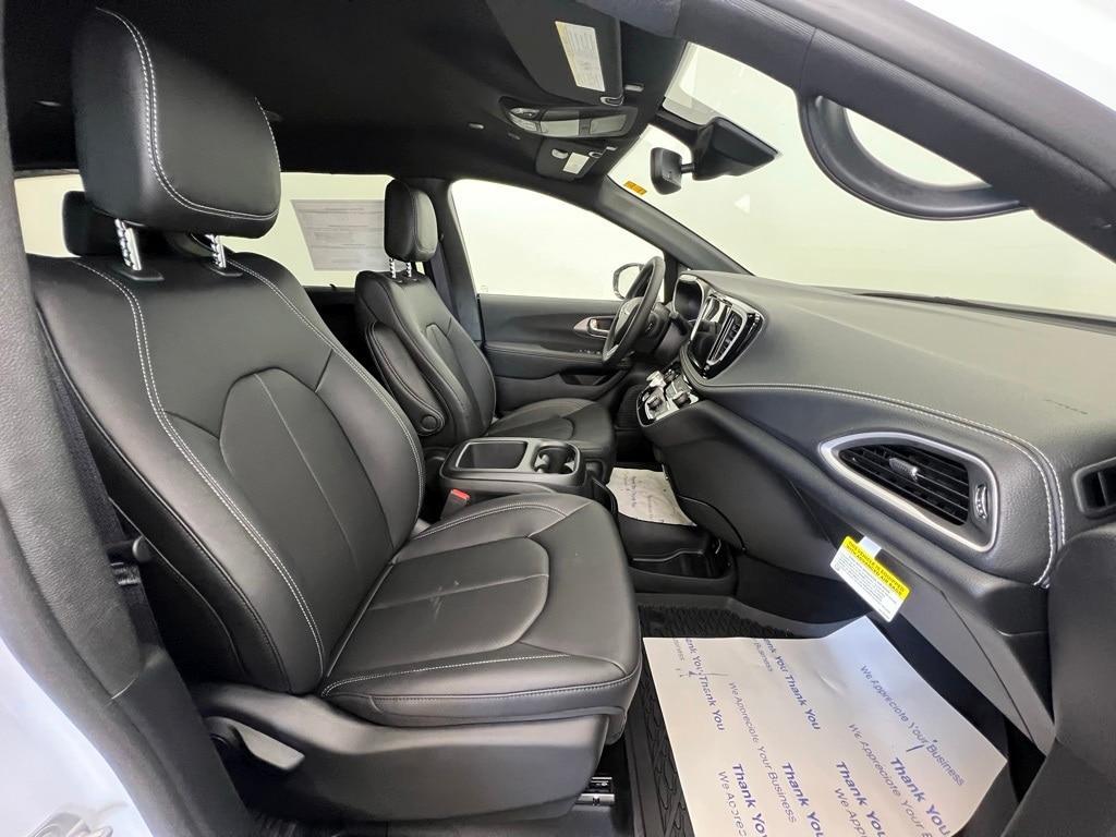 new 2025 Chrysler Pacifica car, priced at $42,006