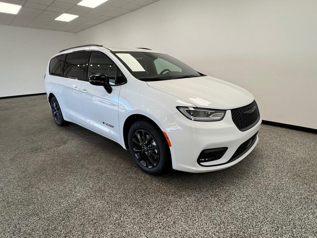 new 2025 Chrysler Pacifica car, priced at $42,006