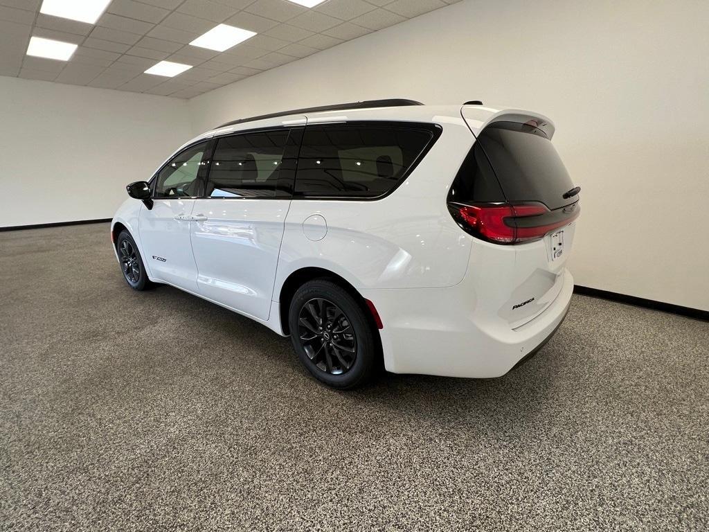 new 2025 Chrysler Pacifica car, priced at $42,006