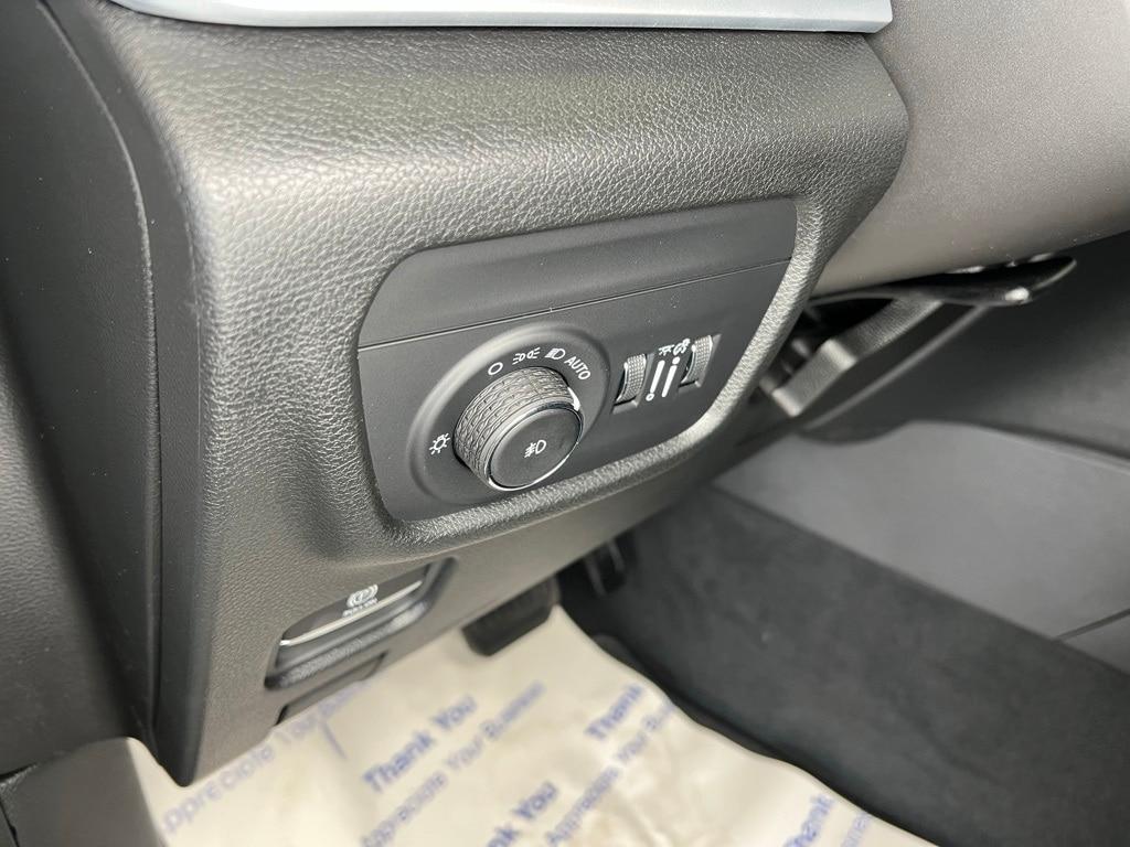 new 2025 Jeep Grand Cherokee car, priced at $41,395