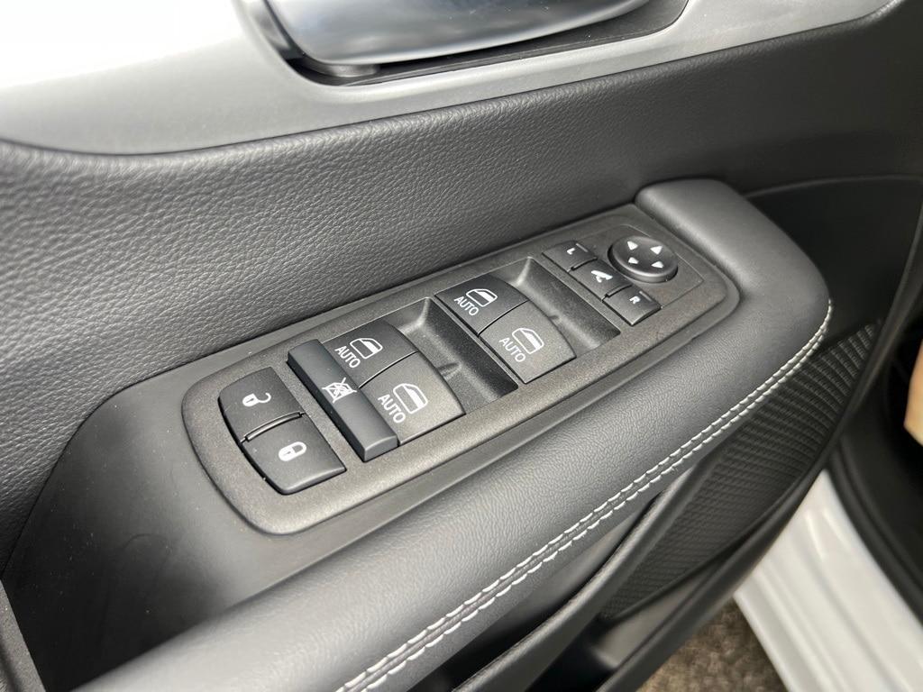 new 2025 Chrysler Pacifica Hybrid car, priced at $49,709