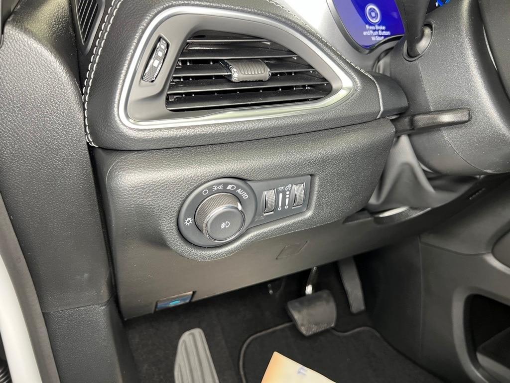 new 2025 Chrysler Pacifica Hybrid car, priced at $49,709