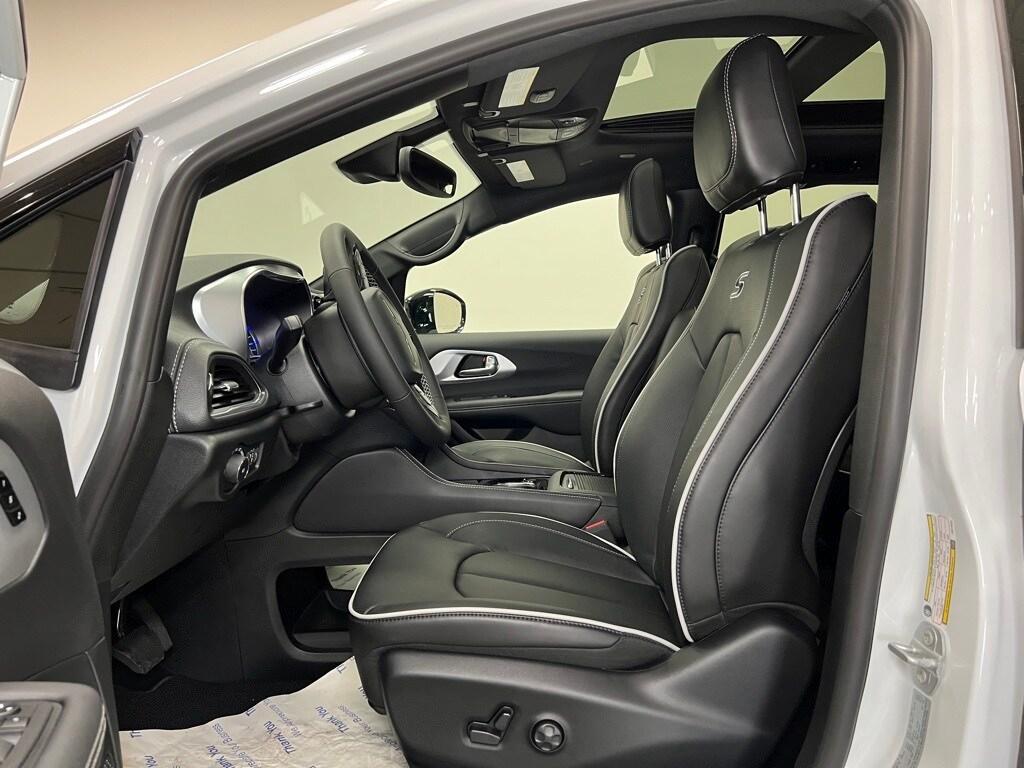 new 2025 Chrysler Pacifica Hybrid car, priced at $42,209