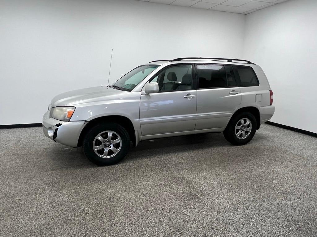 used 2005 Toyota Highlander car, priced at $2,400