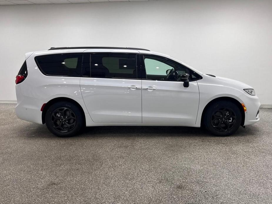 new 2024 Chrysler Pacifica Hybrid car, priced at $50,355