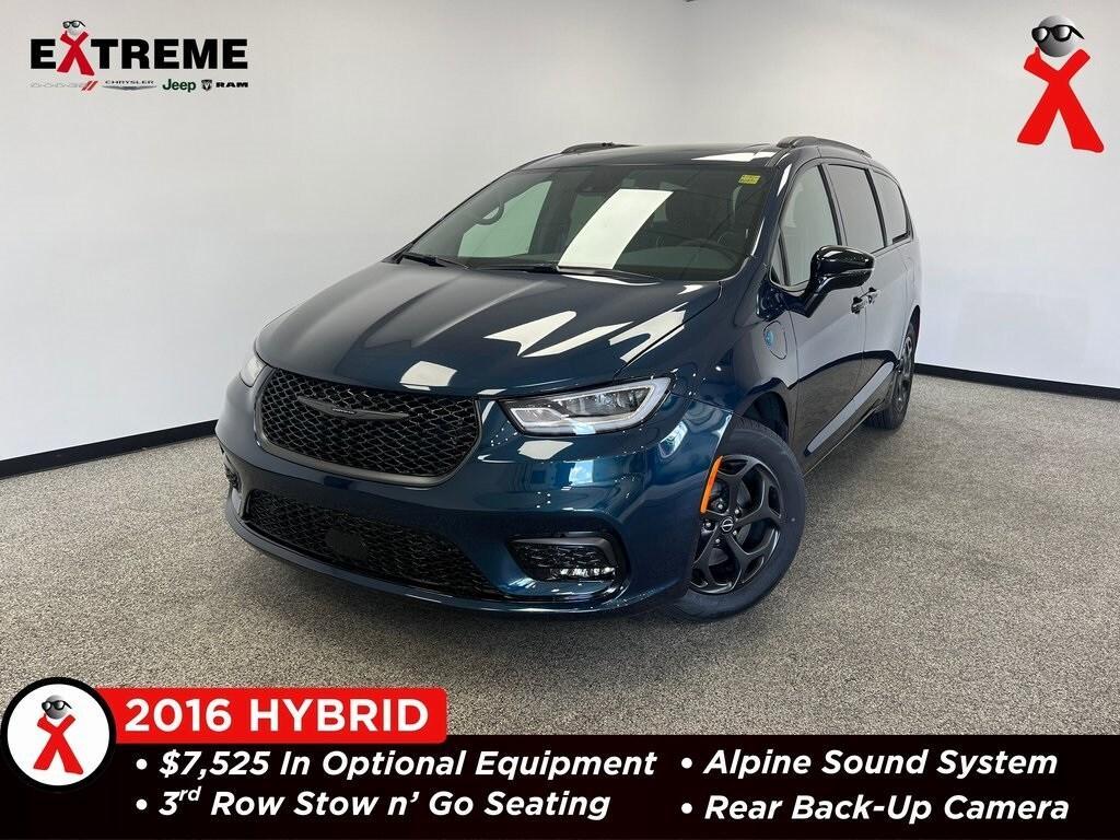 new 2025 Chrysler Pacifica Hybrid car