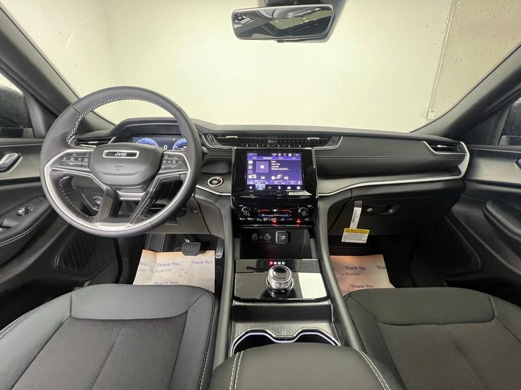 new 2025 Jeep Grand Cherokee car, priced at $40,072
