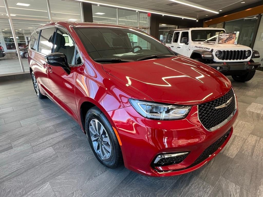 new 2025 Chrysler Pacifica Hybrid car, priced at $37,499