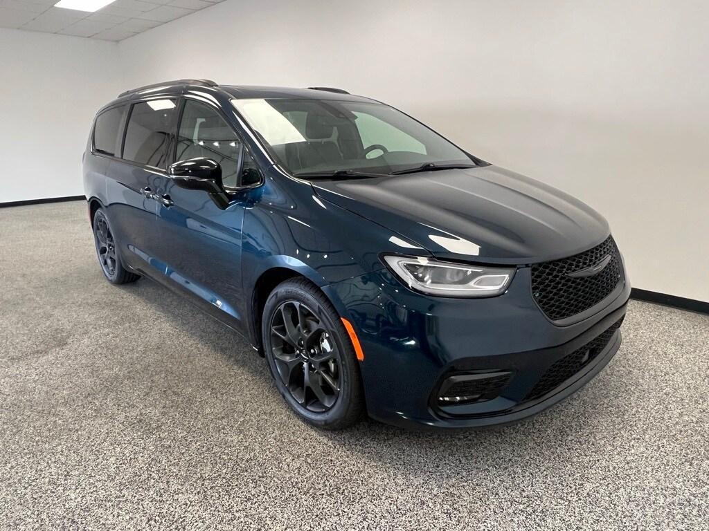 used 2025 Chrysler Pacifica car, priced at $37,800